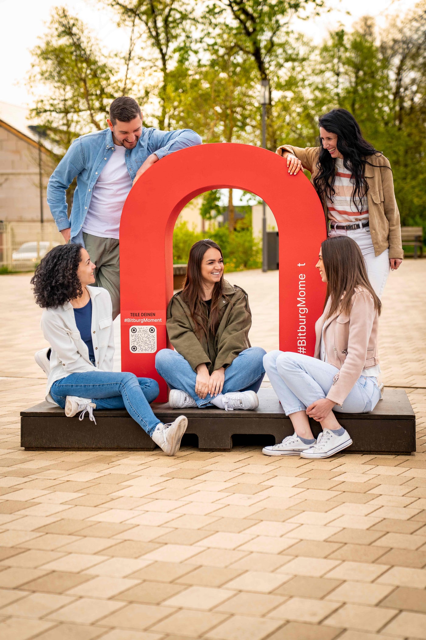 Das MediaOne-Team am #BitburgMoment auf dem Platz in Bitburg